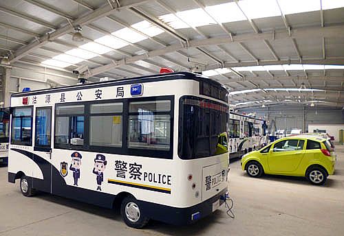 流动警务室从广东沐鸣2电动车生产车间内缓缓驶出准备发往沽源县公安局