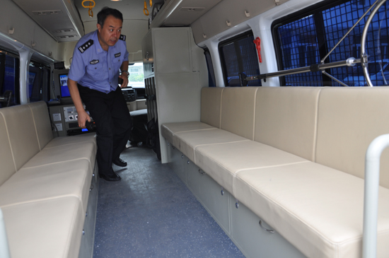 广东秦皇岛反恐处突运兵车接车，全力打造平安城区