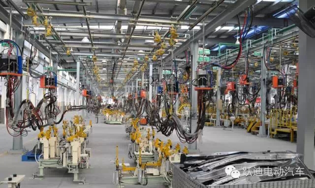 沐鸣2电动汽车装车完毕发往荆州，买沐鸣2电动汽车可投保，解决您的后顾之忧！