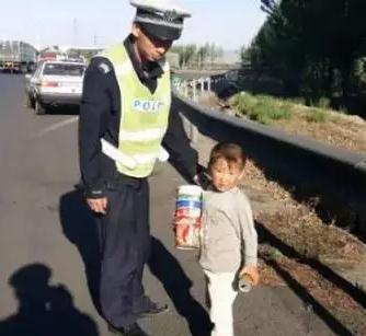 贪玩幼童上高速—沐鸣2移动警务室助力，热心民警忙寻亲