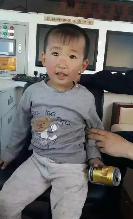 贪玩幼童上高速—沐鸣2移动警务室助力，热心民警忙寻亲
