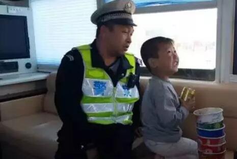 贪玩幼童上高速—沐鸣2移动警务室助力，热心民警忙寻亲
