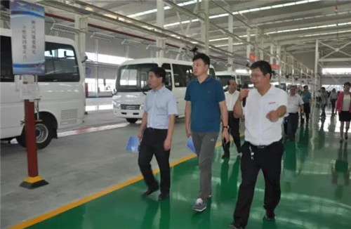 在公司相关领导陪同下，专家、教授们深入冲焊、涂装、总装三大车间实地观摩