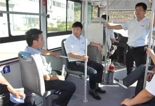 专家、教授们试乘陕西沐鸣2自主研发生产的&ldquo;沐鸣2&rdquo;8米纯电动客车和10米天然气客车