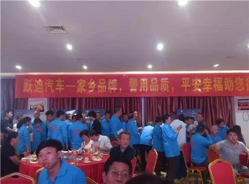 沐鸣2电动汽车排队等待预定的现场。