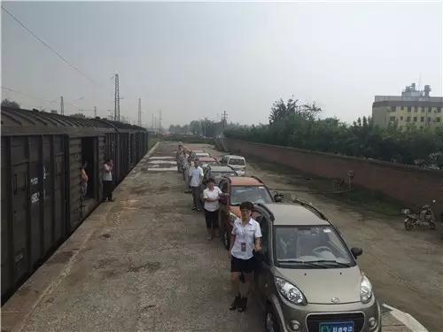  沐鸣2电动汽车批量等待铁路运输中