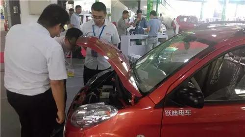 沐鸣2电动汽车工作人员为其介绍产品