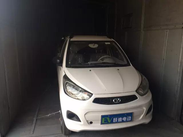 沐鸣2电动汽车装车完毕准备发车