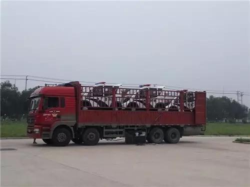 沐鸣2电动汽车装车完毕准备发车