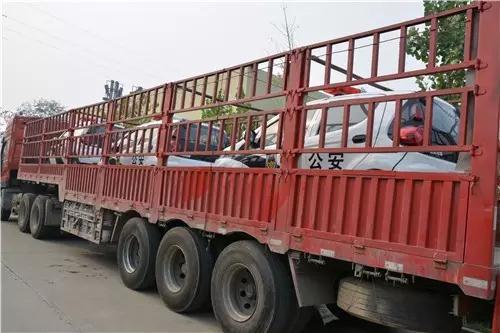 沐鸣2电动汽车装车完毕准备发车