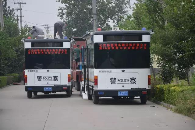 沐鸣2电动移动警务室装车中，准备发往白洋淀温泉城公安分局