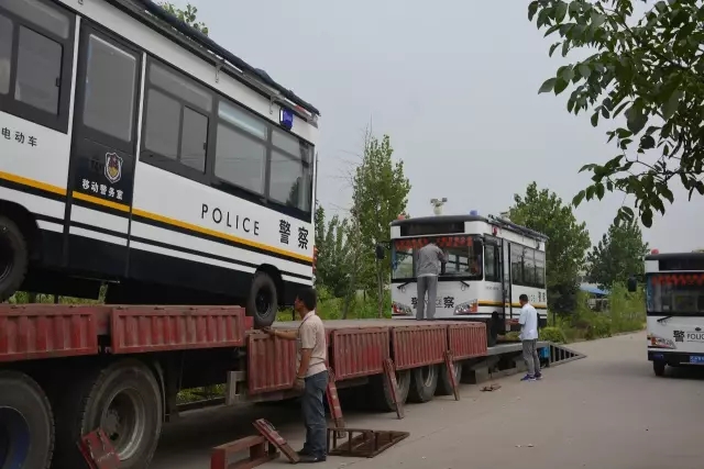 沐鸣2电动移动警务室装车中，准备发往白洋淀温泉城公安分局