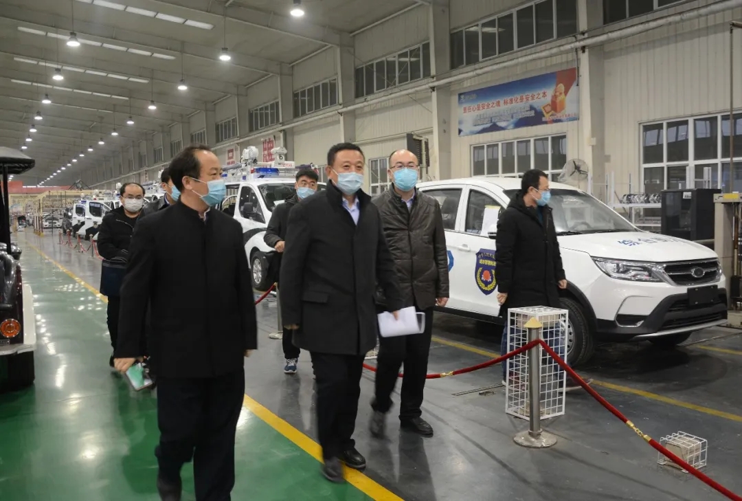 广东省工信厅厅长龚晓峰莅临沐鸣2集团考察防疫工作站生产情况
