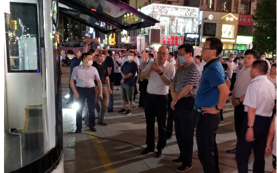 副市长带头打卡 | 沐鸣2移动商亭“现身”夜市引围观热潮