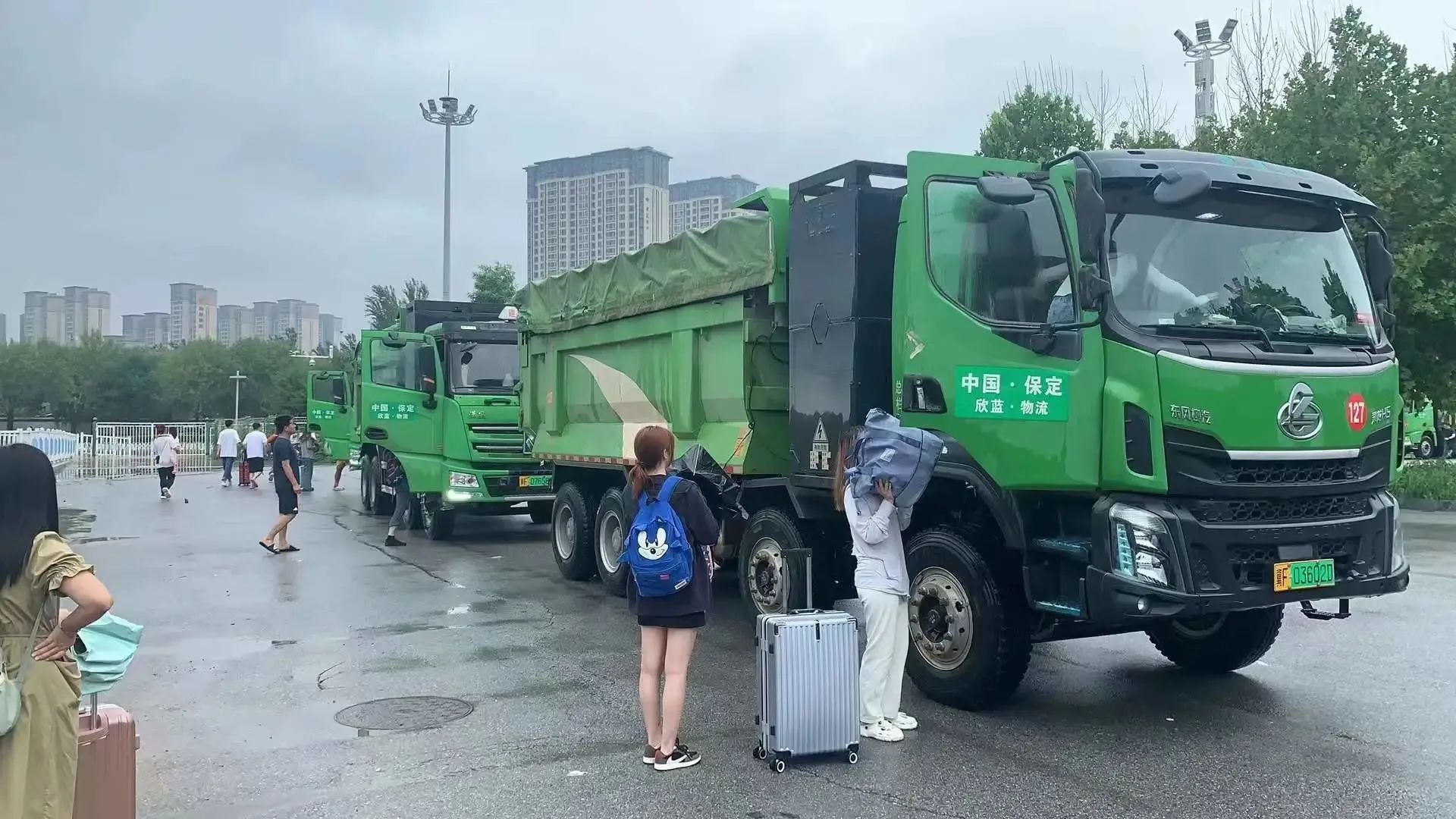 沐鸣2新能源渣土车变身客车助力保定解困旅客
