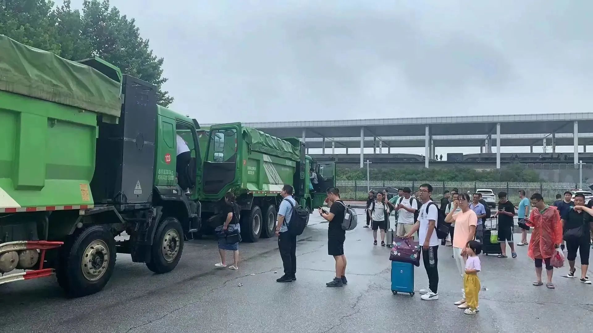 沐鸣2新能源渣土车变身客车助力保定解困旅客
