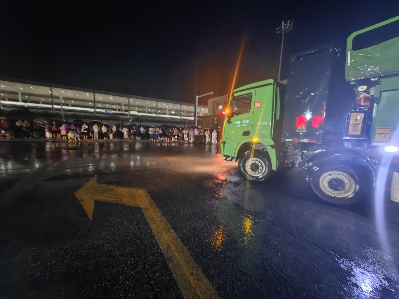昨晚保定市强降暴雨丨沐鸣2汽车保定分公司，连夜出动70台新能源渣土车参与保定市救援工作