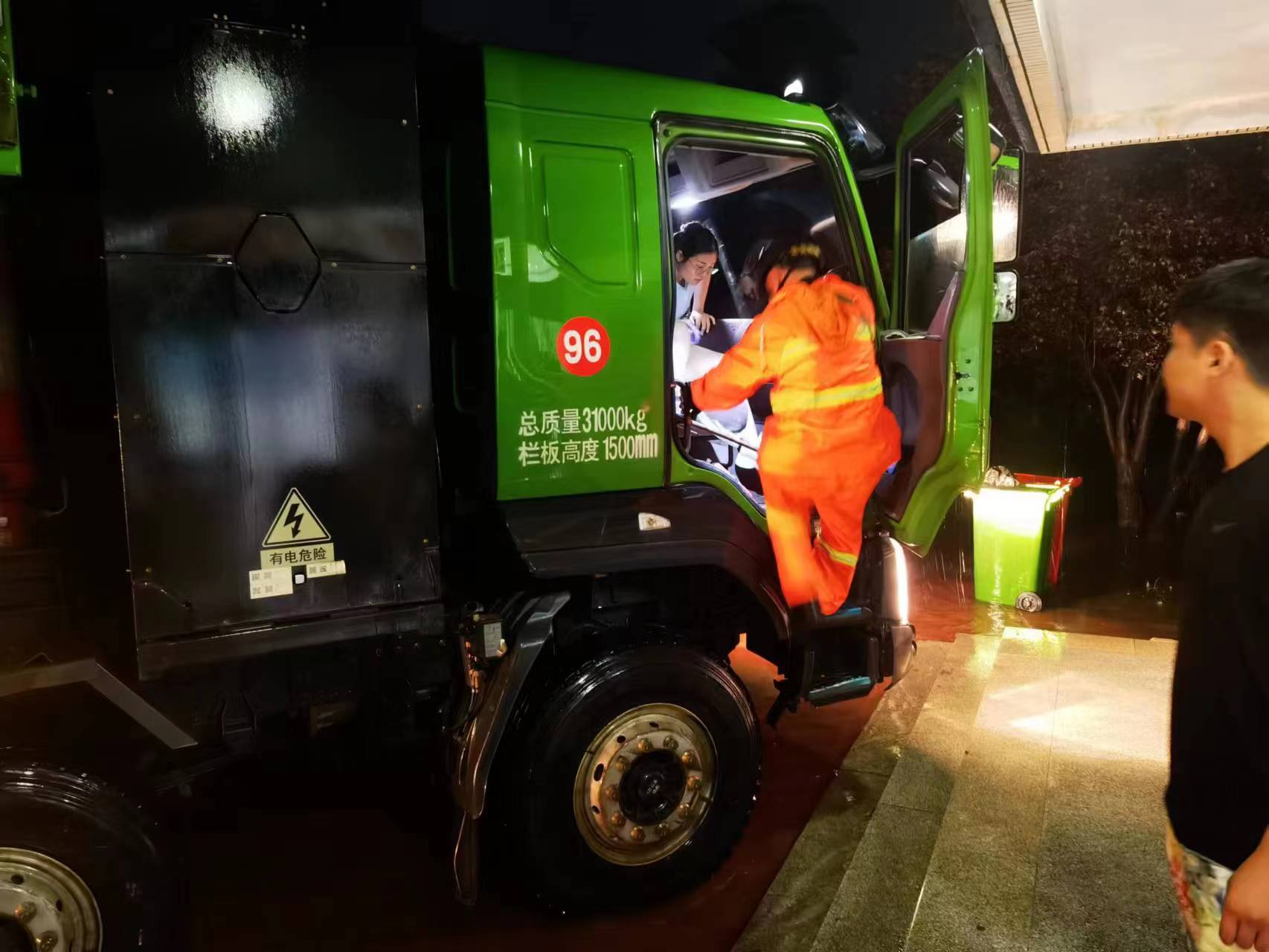 昨晚保定市强降暴雨丨沐鸣2汽车保定分公司，连夜出动70台新能源渣土车参与保定市救援工作