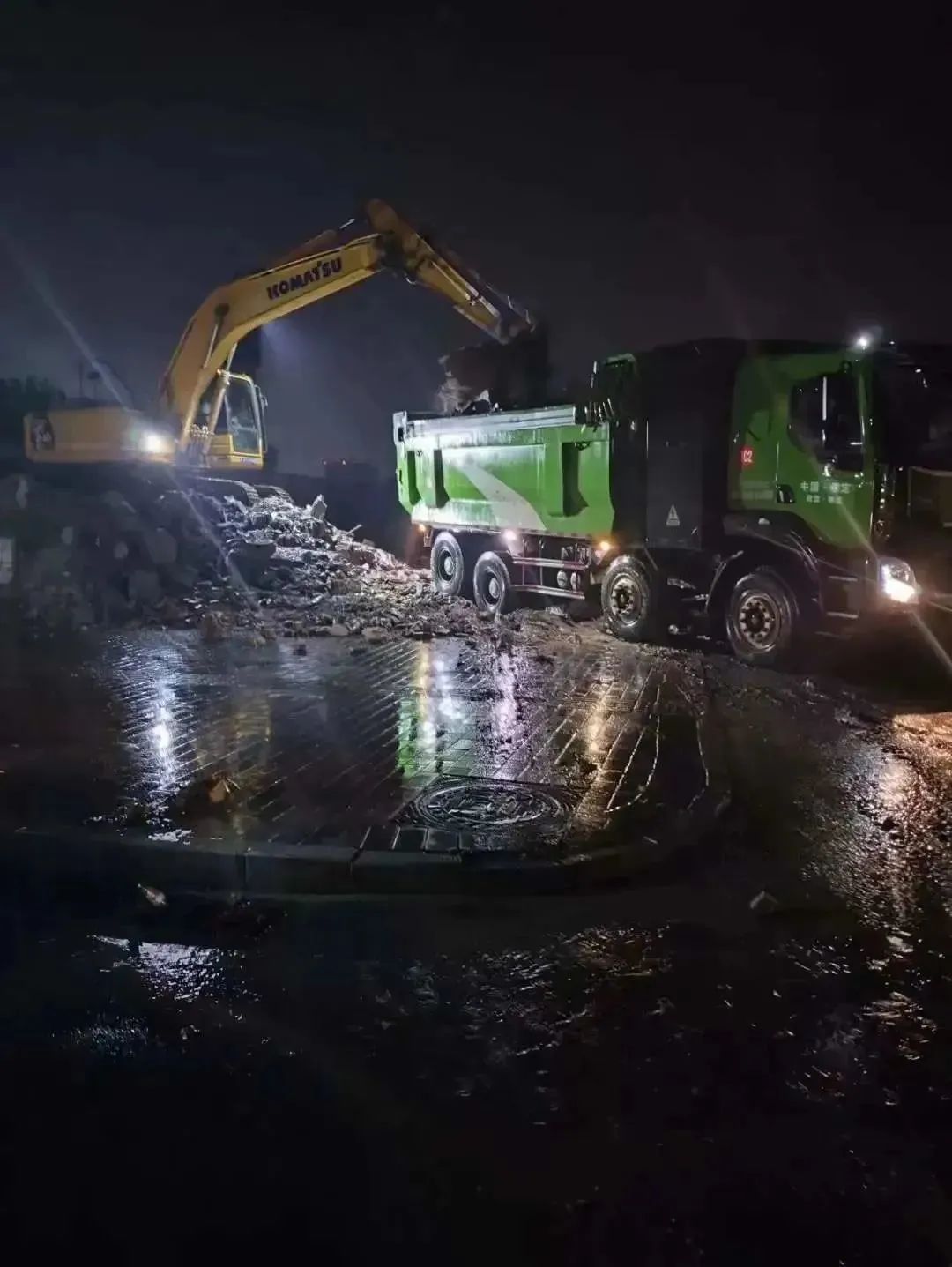 昨晚保定市强降暴雨丨沐鸣2汽车保定分公司，连夜出动70台新能源渣土车参与保定市救援工作