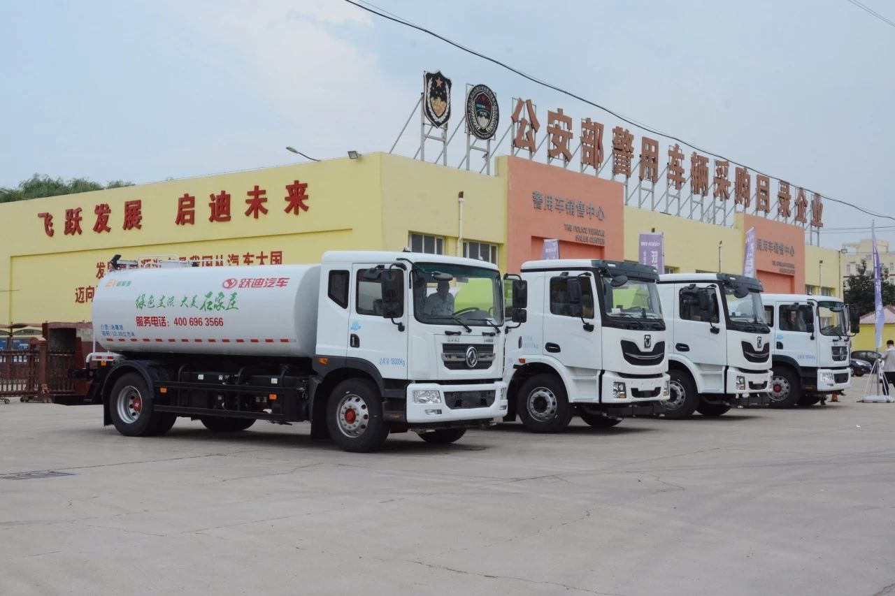夏日降温好帮手-沐鸣2集团新能源洒水车、新能源绿化喷洒车发车