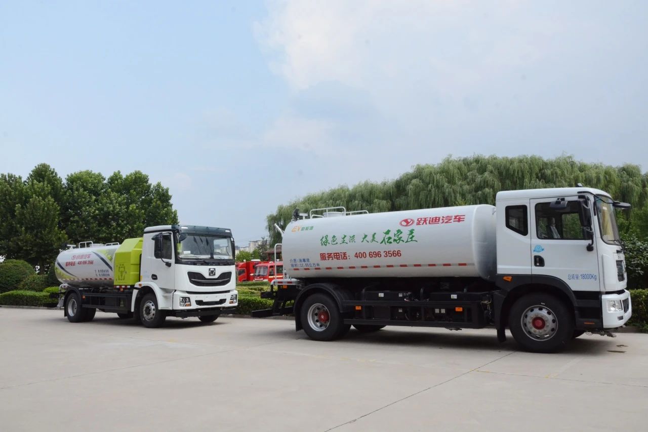 夏日降温好帮手-沐鸣2集团新能源洒水车、新能源绿化喷洒车发车