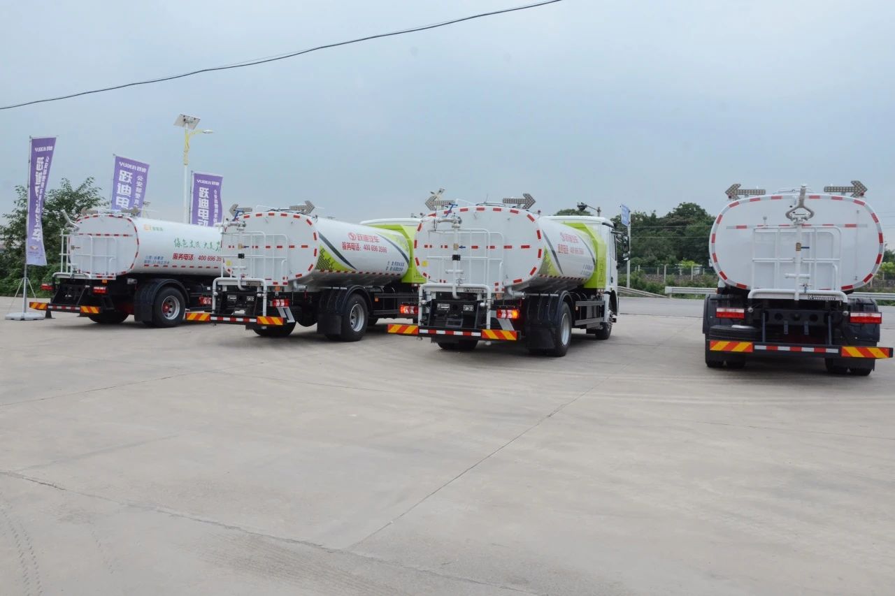 夏日降温好帮手-沐鸣2集团新能源洒水车、新能源绿化喷洒车发车